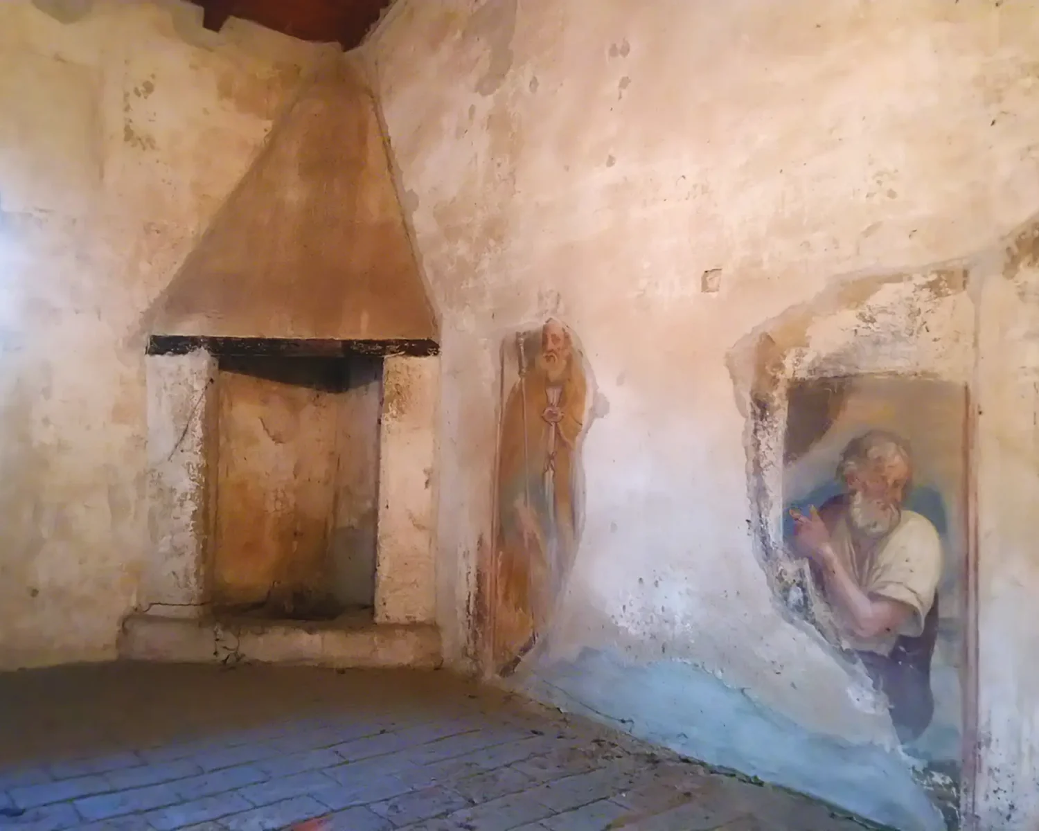 Chiesa di San Lazzaro - camino piano superiore
