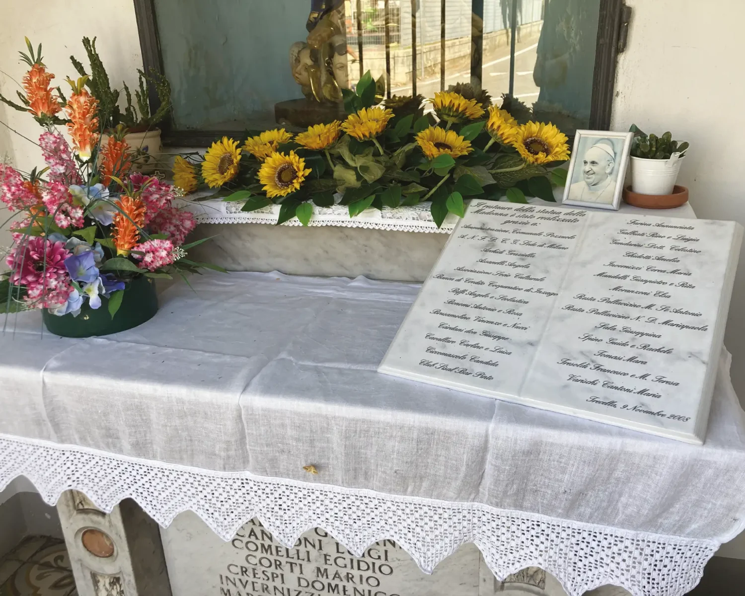 Cappella dei caduti - lapide con i nomi dei benefattori del restauro della statua della Madonna