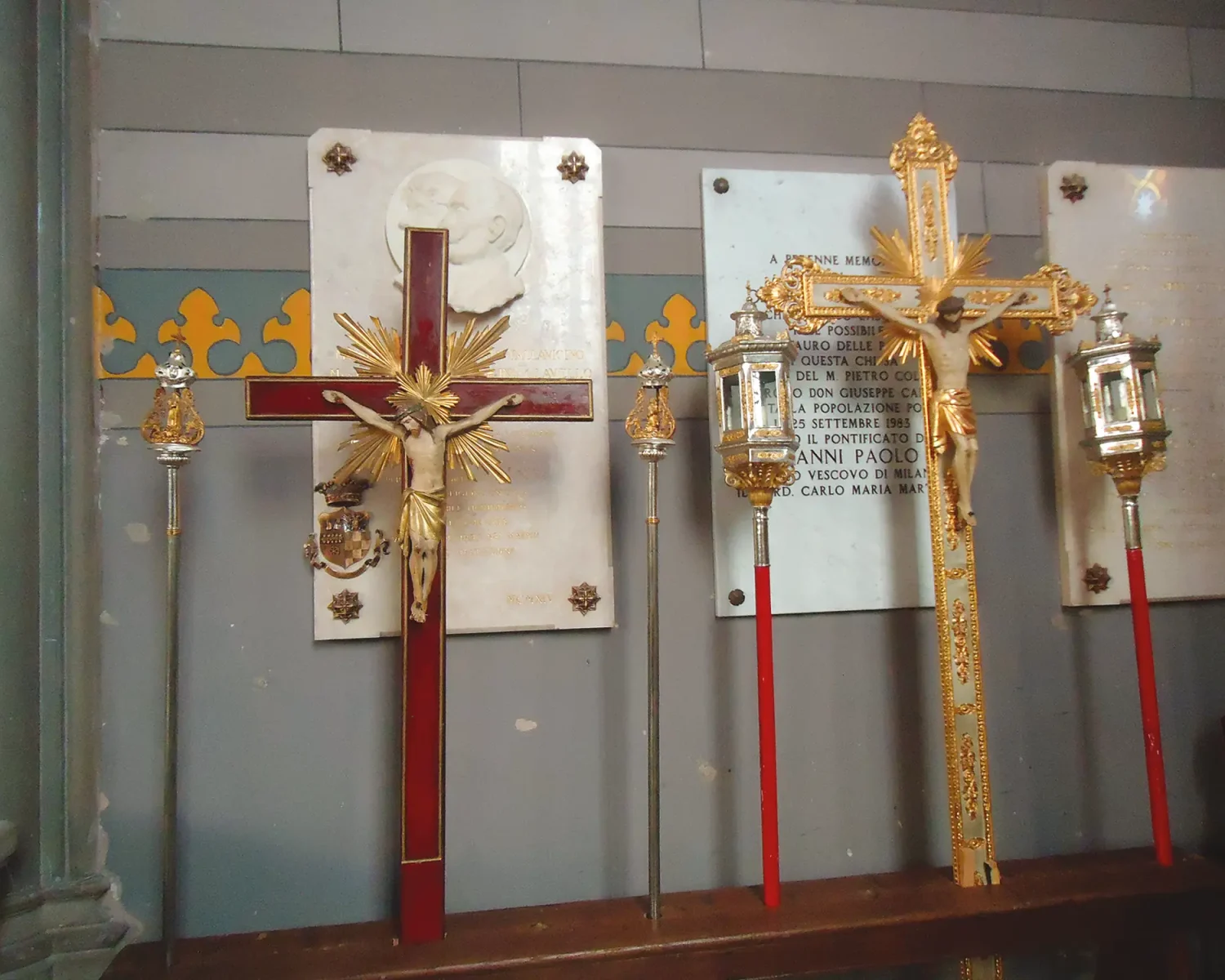Chiesa di San Marco Evangelista - lapidi a perenne memoria dei benefattori, crocifissi e cinabri