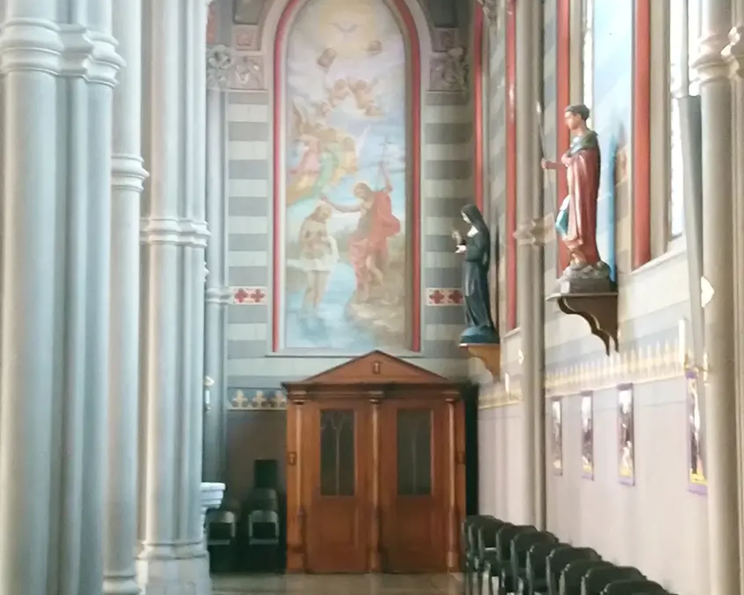 Chiesa di San Marco Evangelista - navata di sinistra con affresco battesimo di Gesù