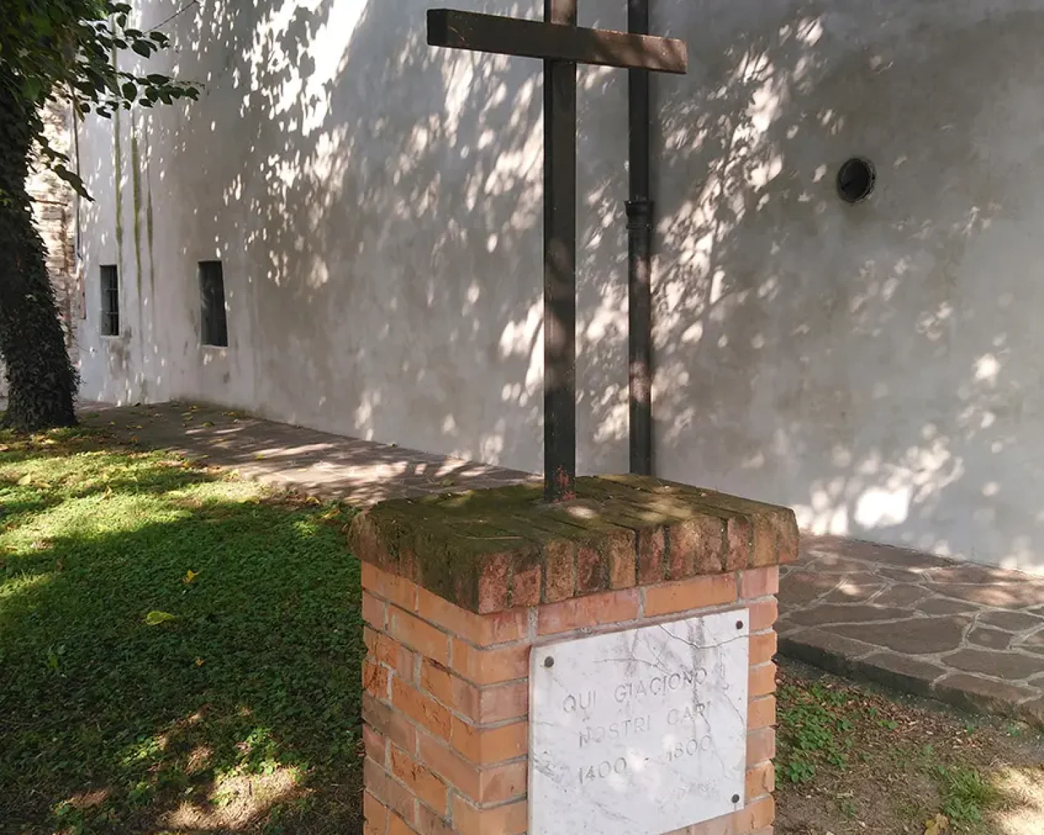 Chiesa di San Lazzaro - cippo commemorativo defunti 1400-1800
