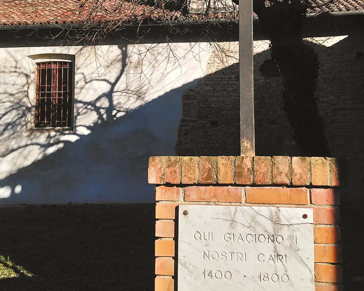 Chiesa di San Lazzaro - croce di ferro del cippo commemorativo