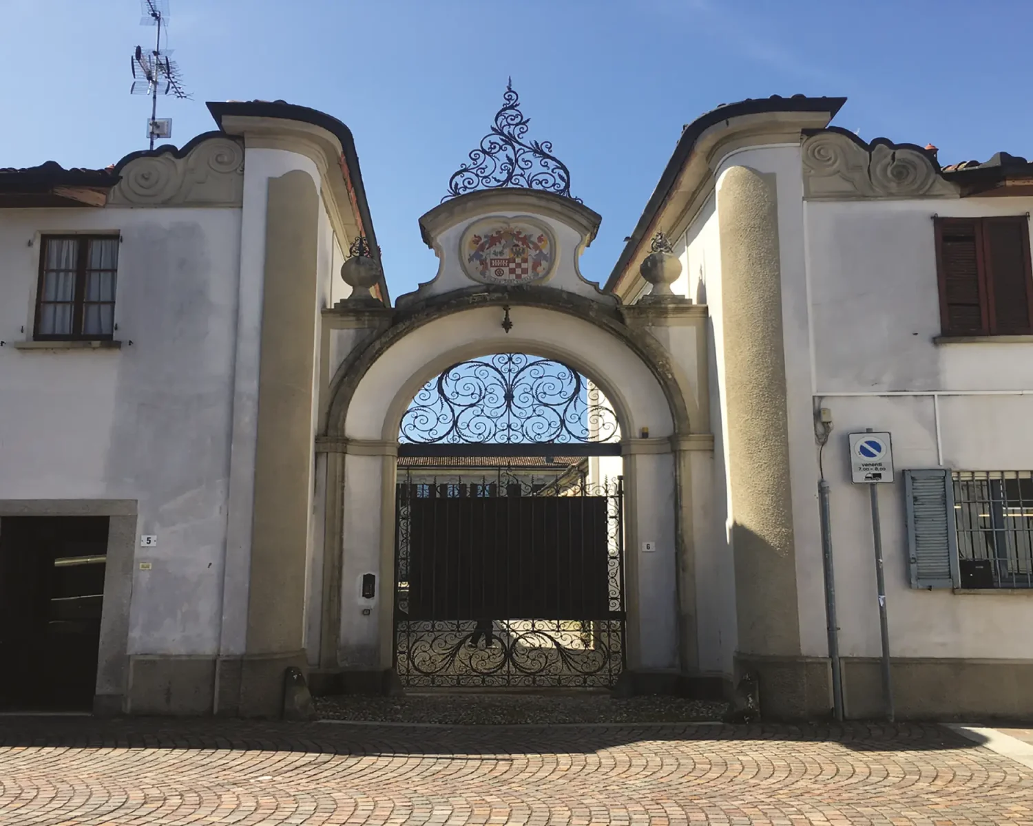 Piazza Vittorio Emanuele II - ingresso nord della Villa Resta Pallavicino