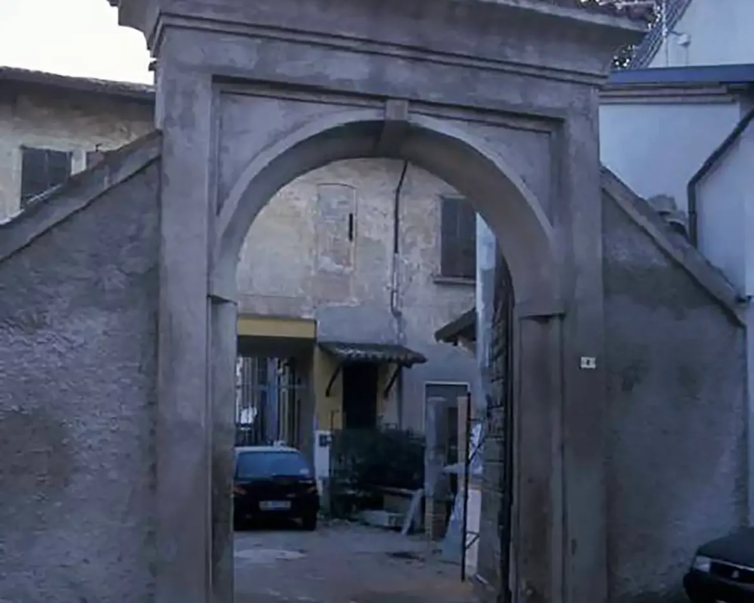 palazzo-suardi-vista-da-via-manzoni-lato-ovest