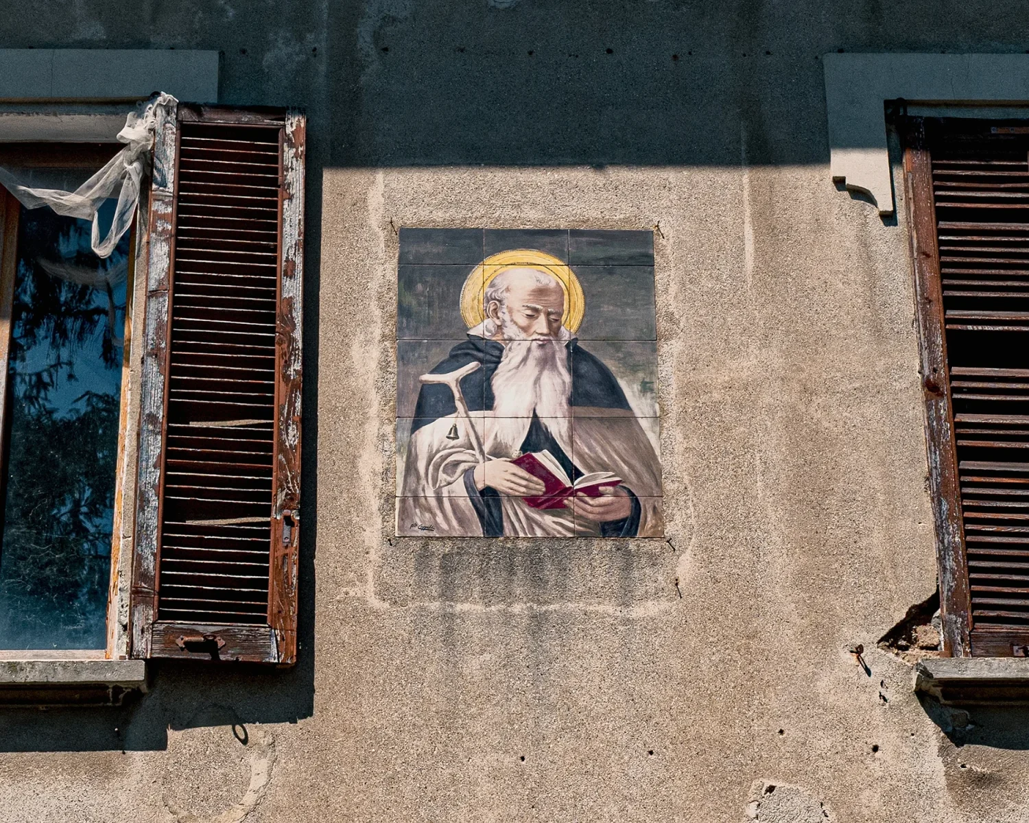 Chiesa di San Marco Evangelista - dipinto di sant Antonio Abate sul lato della piazza della Chiesa