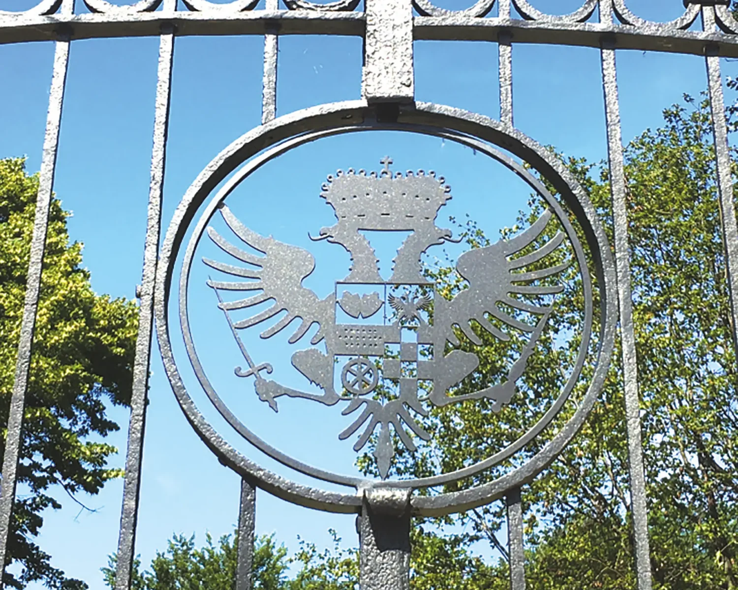 Villa Resta Pallavicino - stemma marchesi Resta Pallavicino cancello ingresso ovest