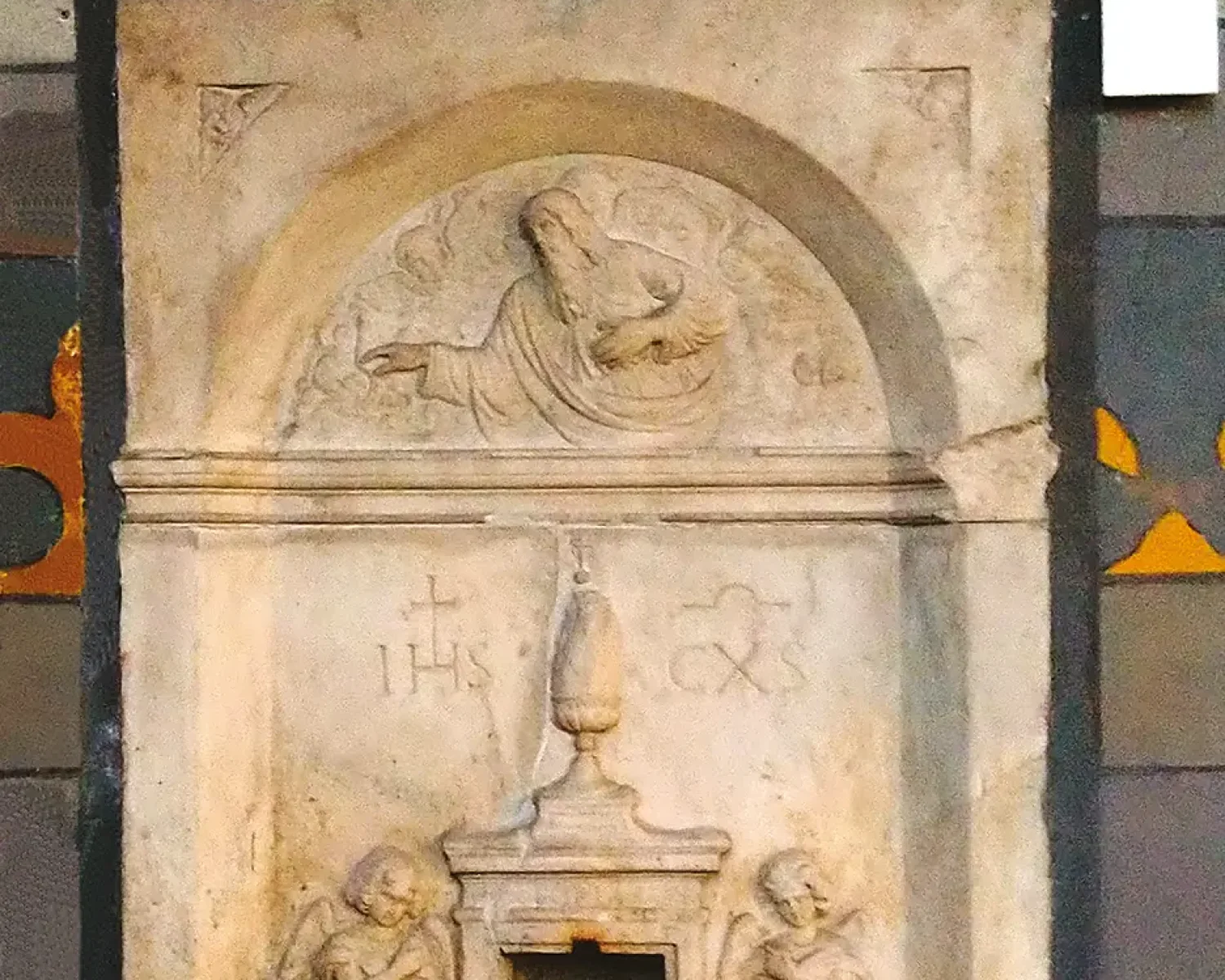 Chiesa di San Marco Evangelista - tabernacolo di marmo al fianco dell'altare di Maria Vergine