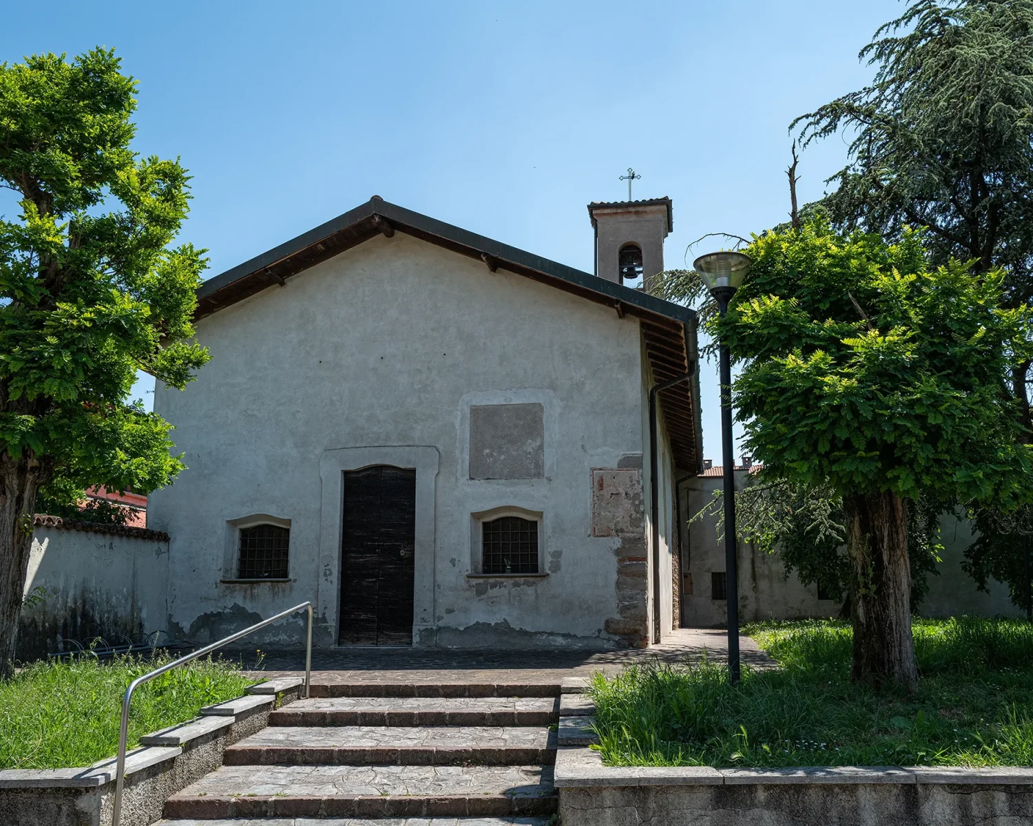 Chiesa di San Lazzaro - vista frontale con giardino